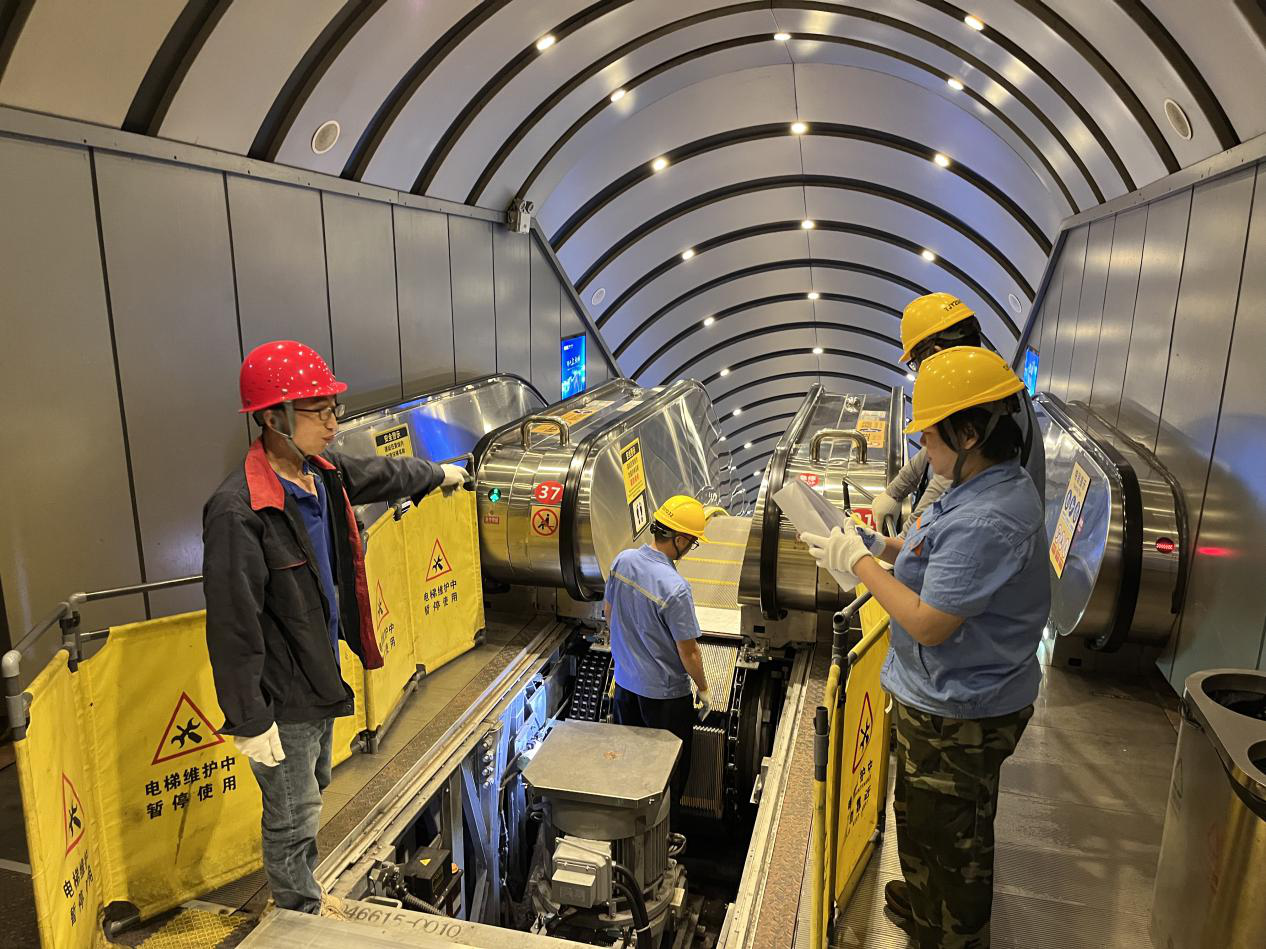 张家界:多方协同开展天门山穿山自动扶梯夜间错峰全面安全体检(图1)