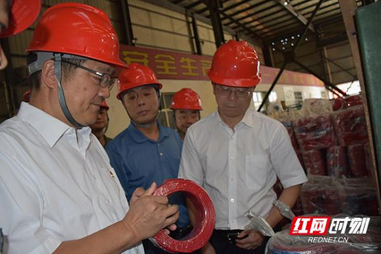 湖南省市场监管局检查组在西湖电缆公司检查安全生产工作.